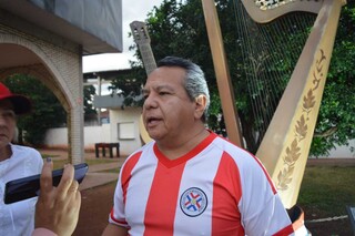 Para “devorar” rival, torcida paraguaia põe até pão francês à mesa Para “devorar” rival, torcida paraguaia põe até pão francês à mesa
