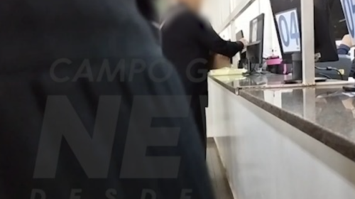 Cega, Monique é barrada no HR: “Tem que ver se pode ser acompanhante, né amiga?”