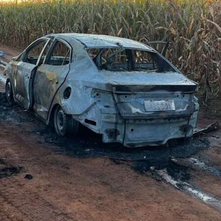 Carro usado em execução com 20 tiros é encontrado queimado na fronteira