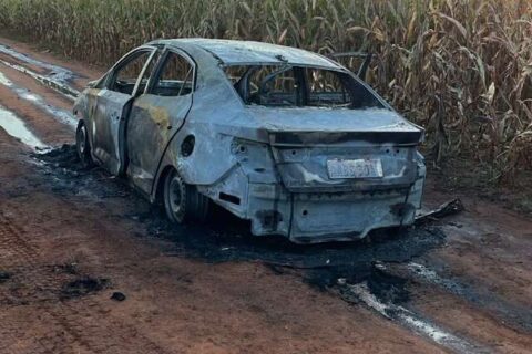 Carro usado em execução com 20 tiros é encontrado queimado na fronteira