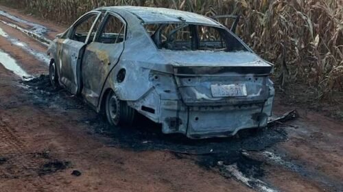 Carro usado em execução com 20 tiros é encontrado queimado na fronteira