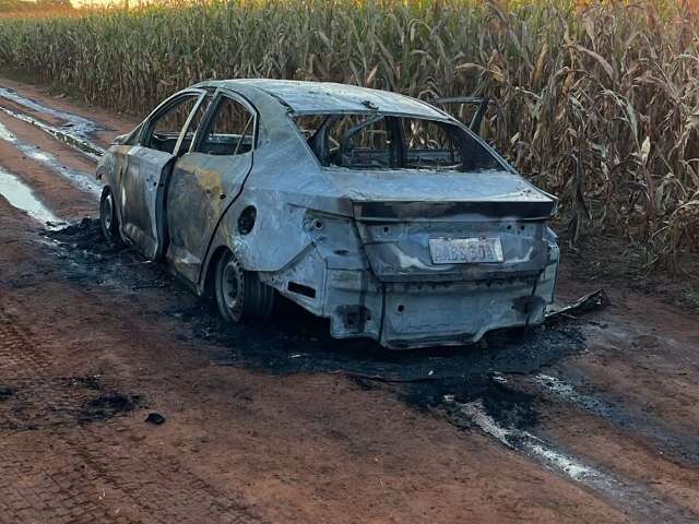 Carro usado em execução com 20 tiros é encontrado queimado na fronteira
