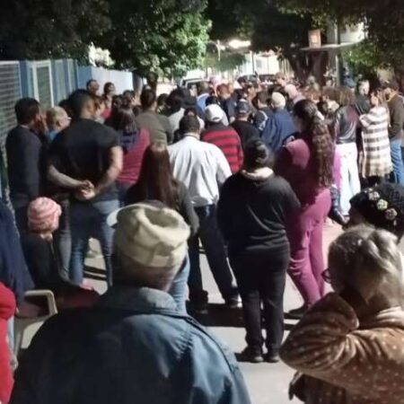 Temor de albergue em antiga incubadora leva moradores a protesto