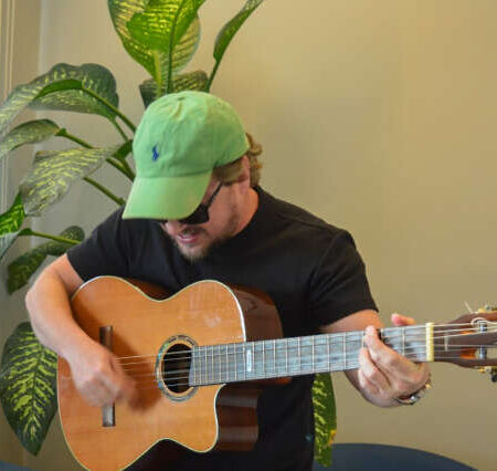 Após comoção na internet, compositor reencontra violão que caiu na BR-163