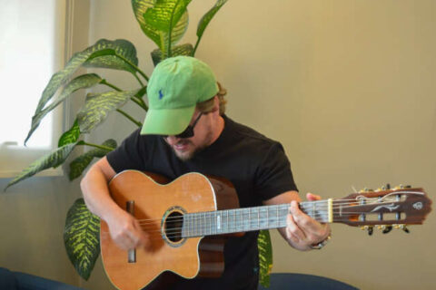 Após comoção na internet, compositor reencontra violão que caiu na BR-163