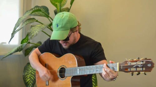 Após comoção na internet, compositor reencontra violão que caiu na BR-163