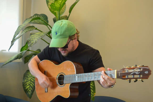 Após comoção na internet, compositor reencontra violão que caiu na BR-163