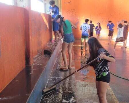 Voluntários limpam ginásio municipal abandonado para manter treinos de vôlei