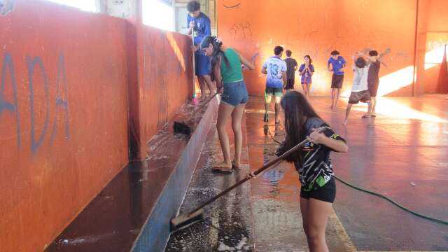 Voluntários limpam ginásio municipal abandonado para manter treinos de vôlei
