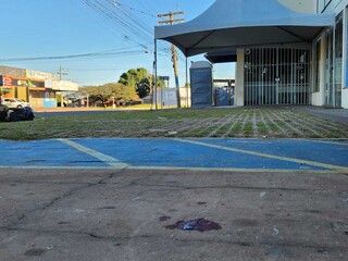 Homem morre e três ficam feridos após ataque a tiros em tabacaria Homem morre e três ficam feridos após ataque a tiros em tabacaria