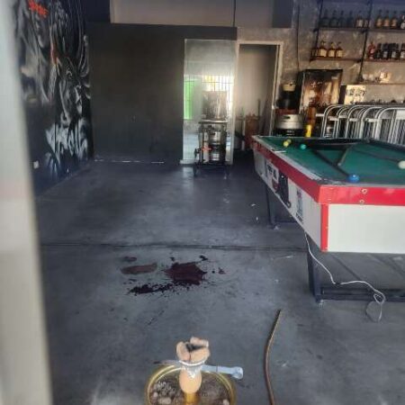 Homem morre e três ficam feridos após ataque a tiros em tabacaria