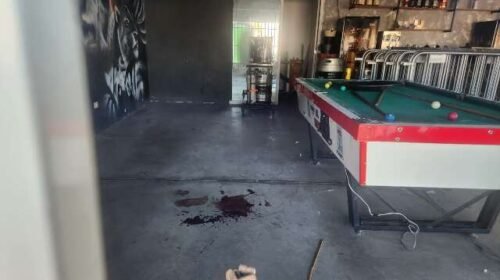 Homem morre e três ficam feridos após ataque a tiros em tabacaria