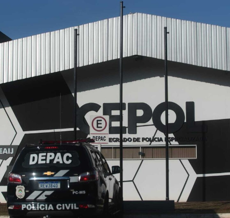 Homem faz atendente refém em assalto e incendeia viatura ao ser preso