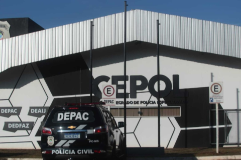Homem faz atendente refém em assalto e incendeia viatura ao ser preso