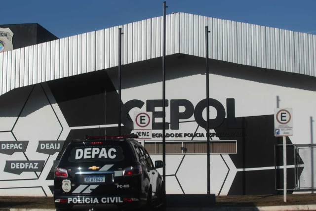 Homem faz atendente refém em assalto e incendeia viatura ao ser preso