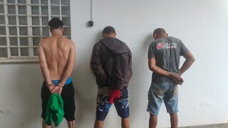 Cinco são presos por roubar e estuprar mulher que vivia sozinha Cinco são presos por roubar e estuprar mulher que vivia sozinha