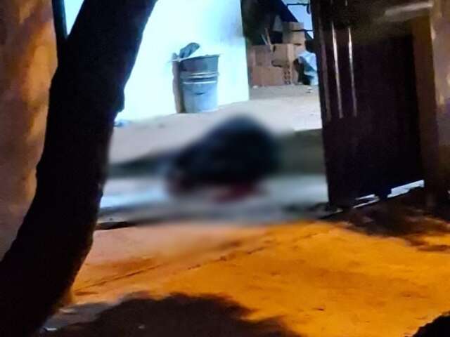 Homem é assassinado a tiros após ser chamado ao portão de casa