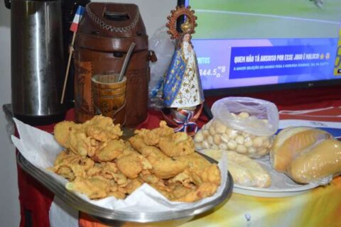 Para “devorar” rival, torcida paraguaia põe até pão francês à mesa