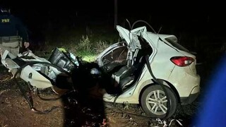 Jovem de 19 anos morre ao bater carro em caminhão na BR-262
