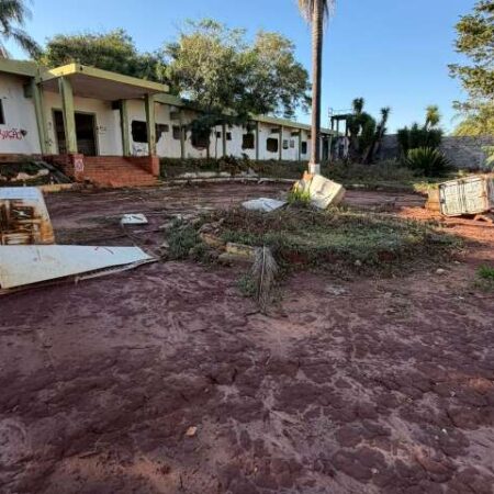 Empreiteira vai demolir mais imóveis e limpa área de ex-clínica periodicamente