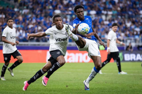 Botafogo vence o Cruzeiro no Mineirão e entra no G7 do Brasileirão