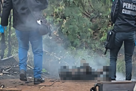 Marcas de sangue indicam que corpo carbonizado pode ter sido arrastado