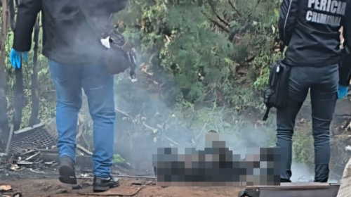 Marcas de sangue indicam que corpo carbonizado pode ter sido arrastado