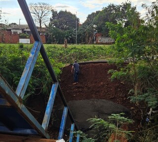 Morador improvisa sinalização após passarela cair dentro do Córrego Lagoa