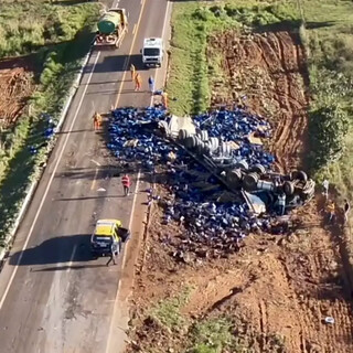 Motorista morre e 3 ficam feridos após carreta de cerveja capotar na MS-377 Motorista morre e 3 ficam feridos após carreta de cerveja capotar na MS-377
