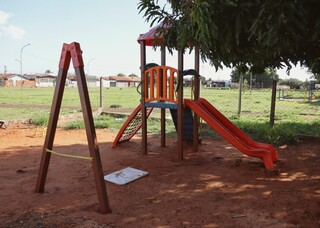Praça depredada e sem placa é o que restou de homenagem a menino assassinado