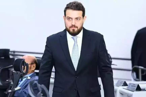 Justiça suspende ação de Claudinho para decidir quem deveria julgar o caso