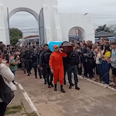 Cortejo com 800 pessoas e honras militares marca despedida de soldado da PM