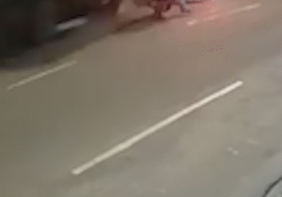 Motociclista ajoelha e agradece após escapar por pouco de atropelamento