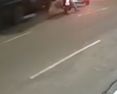 Motociclista ajoelha e agradece após escapar por pouco de atropelamento