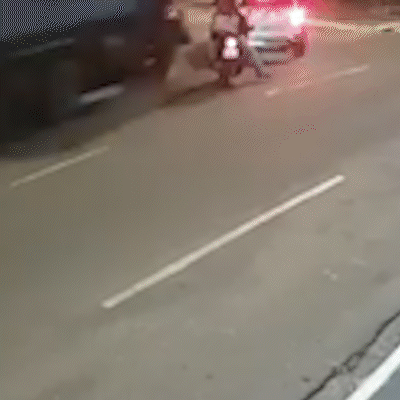 Motociclista ajoelha e agradece após escapar por pouco de atropelamento