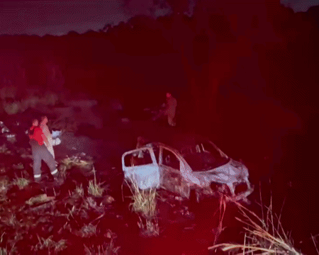 Carro com maconha pega fogo e fica destruído às margens da rodovia na Capital
