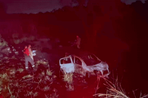 Carro com maconha pega fogo e fica destruído às margens da rodovia na Capital