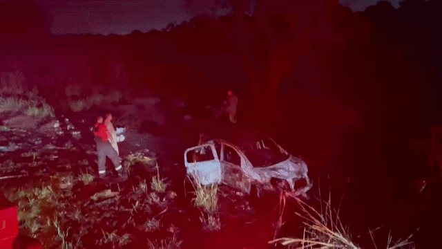 Carro com maconha pega fogo e fica destruído às margens da rodovia na Capital