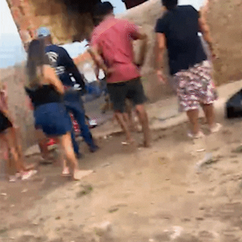 Ataque com cerca de 10 tiros mata homem no meio da rua em plena tarde