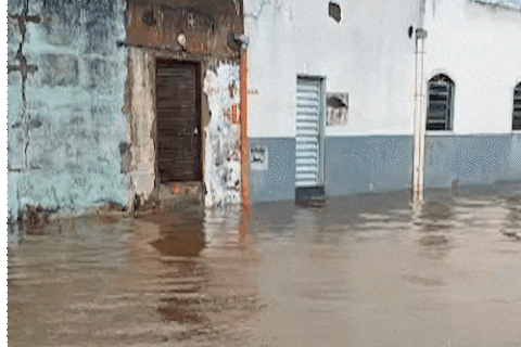 Chuva alaga Rua do Acordeon e deixa moradores ilhados