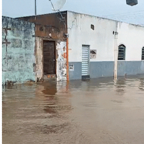 Chuva alaga Rua do Acordeon e deixa moradores ilhados