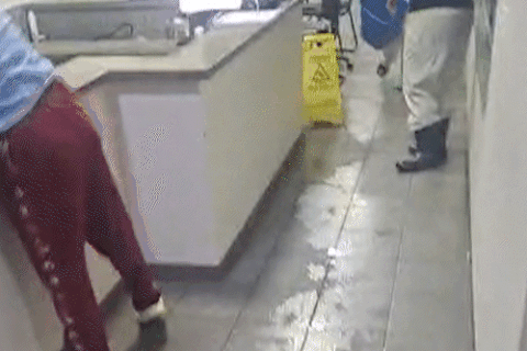Teto de maternidade vira chafariz e inunda recepção