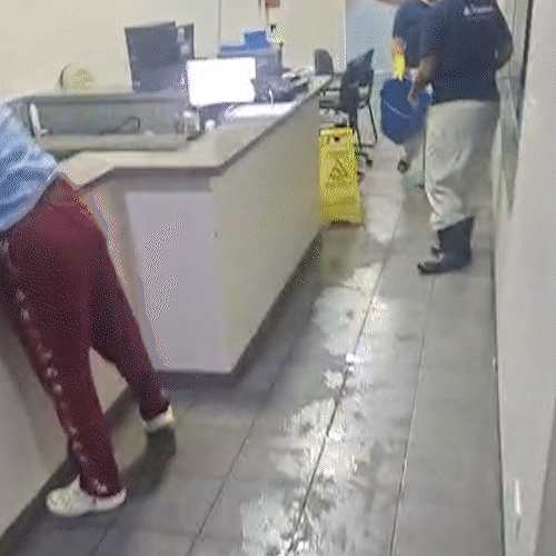 Teto de maternidade vira chafariz e inunda recepção