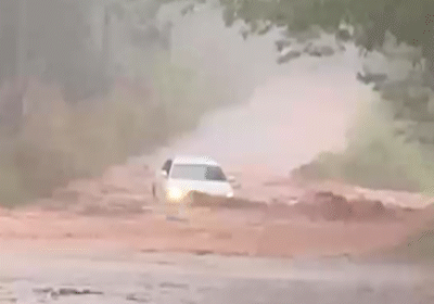 Carro fica atolado em enxurrada na Chácara dos Poderes