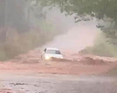 Carro fica atolado em enxurrada na Chácara dos Poderes