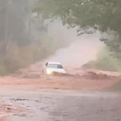 Carro fica atolado em enxurrada na Chácara dos Poderes