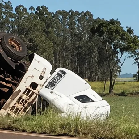 Carreta tomba em curva e motorista morre em rodovia estadual na fronteira