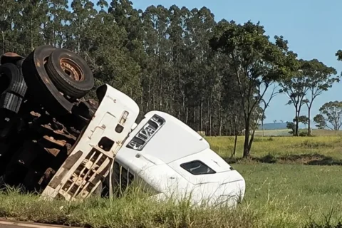 Carreta tomba em curva e motorista morre em rodovia estadual na fronteira