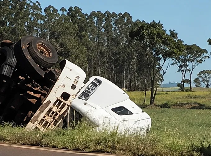 Carreta tomba em curva e motorista morre em rodovia estadual na fronteira