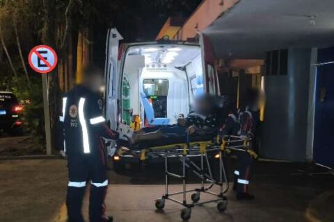 Jovem leva tiros nos dois pés após dupla abrir fogo em frente de casa